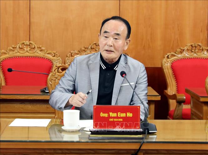 Ông Yun Eun Ho, Chủ tịch Tổ chức DIVA chia sẻ với khó khăn của người dân Lạng Sơn. Ảnh: Văn Đạt - TTXVN