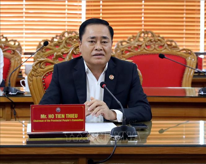 Chủ tịch UBND tỉnh Lạng Sơn Hồ Tiến Thiệu trao đổi những nét nổi bật của Lạng Sơn với Đoàn công tác của Tổ chức DIVA. Ảnh: Văn Đạt - TTXVN