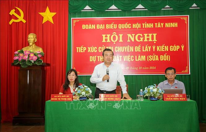 Ông Phạm Hùng Thái, Phó Bí thư Tỉnh ủy, Trưởng Đoàn đại biểu Quốc hội tỉnh Tây Ninh chủ trì, phát biểu tại hội nghị tiếp xúc cử tri. Ảnh: Giang Phương - TTXVN