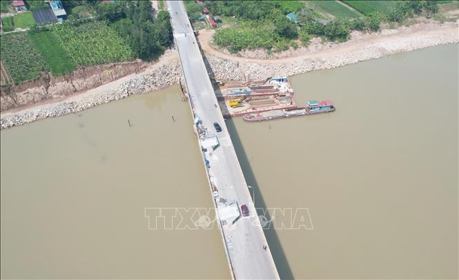 Các đơn vị thi công đang sửa chữa trụ cầu T12, kết hợp với sửa chữa phần mặt cầu nhằm đảm bảo an toàn cho cầu và người dân tham gia giao thông. Ảnh: Tạ Toàn - TTXVN