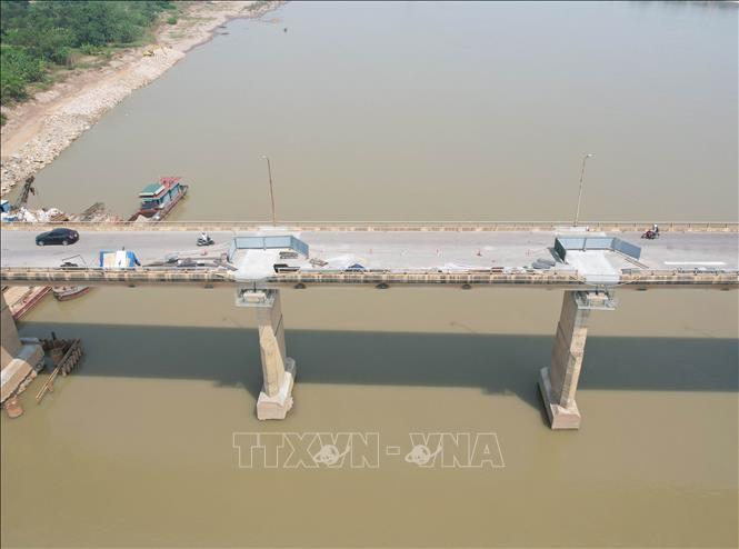 Phần mặt cầu cũng đang được nhà thầu quây tôn để thi công, sửa chữa. Ảnh: Tạ Toàn - TTXVN