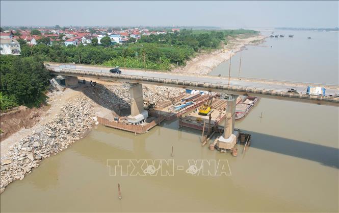 Vị trí trụ cầu sửa chữa cách điểm sạt lở bờ sông khoảng 5m. Ảnh: Tạ Toàn - TTXVN