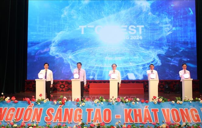 Các đại biểu bấm nút khởi động Ngày hội Khởi nghiệp đổi mới sáng tạo. Ảnh: Chu Hiệu-TTXVN.