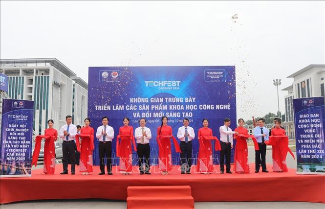 Các đại biểu cắt băng khai trương gian trưng bày sản phẩm đổi mới sáng tạo. Ảnh: Chu Hiệu-TTXVN