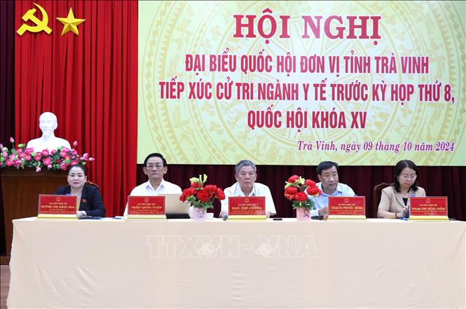 Đại biểu Quốc hội đơn vị tỉnh Trà Vinh chủ trì buổi tiếp xúc cử tri. Ảnh: Thanh Hòa - TTXVN
