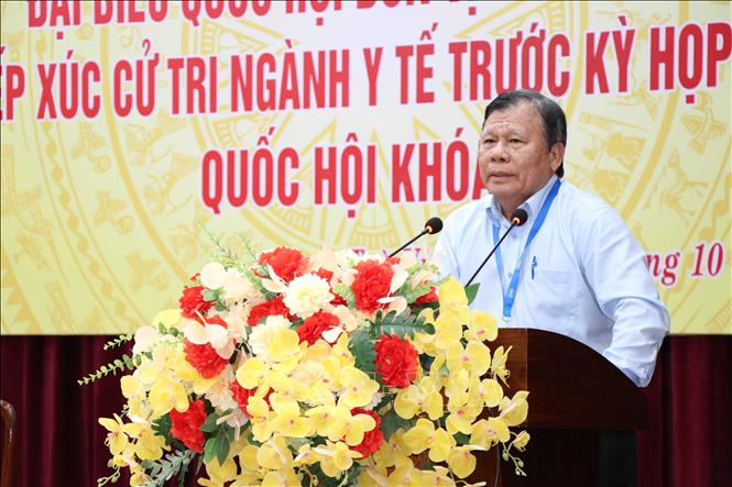 Cử tri Trần Kiến Vũ, Giám đốc Bệnh viện đa khoa Trà Vinh nêu ý kiến tại buổi tiếp xúc. Ảnh: Thanh Hòa - TTXVN