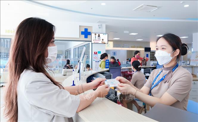 Bệnh viện Đại học Y Dược Buôn Ma Thuột (thành phố Buôn Ma Thuột, tỉnh Đắk Lắk) không ngừng nâng cao chuyên môn, nghiệp vụ, thái độ, phong cách phục vụ. Ảnh: TTXVN phát