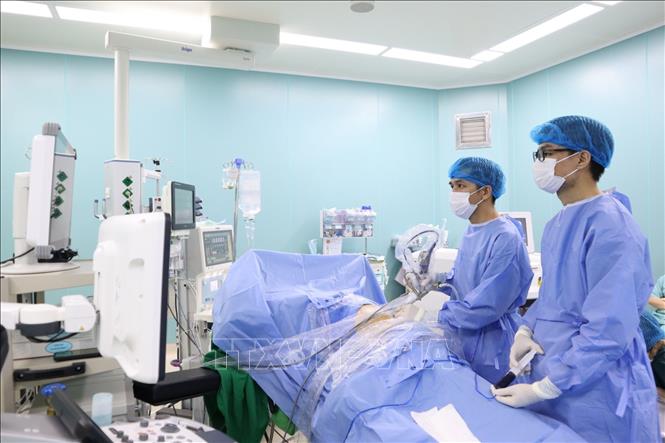 Bác sỹ Khoa Ngoại Tổng quát, Bệnh viện Đại học Y Dược Buôn Ma Thuột (thành phố Buôn Ma Thuột, tỉnh Đắk Lắk) thực hiện phương pháp kỹ thuật cao tán sỏi thận qua da cho bệnh nhân. Ảnh: TTXVN phát