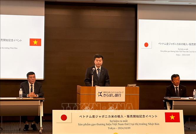 Chargé d’affaires Nguyen Duc Minh at the Vietnamese Embassy in Japan speaks at the ceremony to debut the produce. VNA Photo