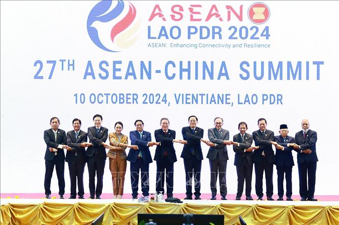 Thủ tướng Phạm Minh Chính cùng Trưởng đoàn các nước ASEAN và Thủ tướng Trung Quốc Lý Cường chụp ảnh chung. Ảnh: Dương Giang-TXVN