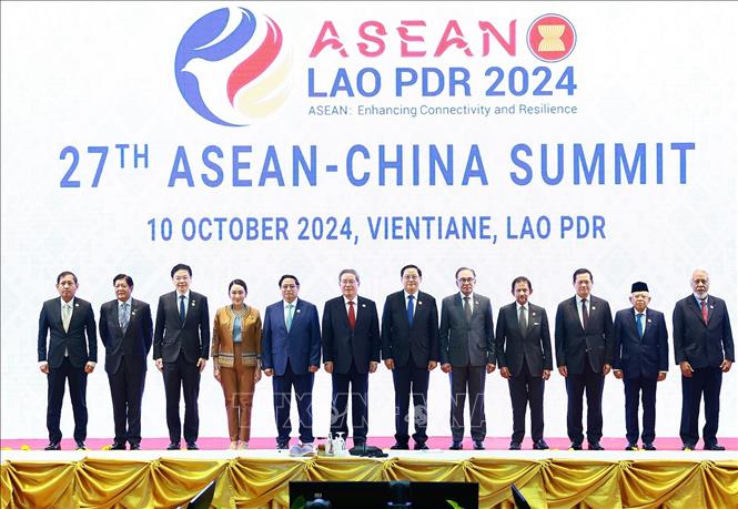 Thủ tướng Phạm Minh Chính cùng Trưởng đoàn các nước ASEAN và Thủ tướng Trung Quốc Lý Cường chụp ảnh chung. Ảnh: Dương Giang-TXVN