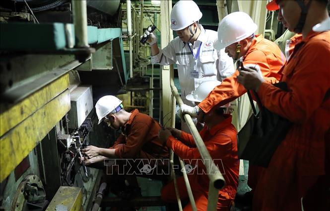 Đăng kiểm viên thuộc Chi cục Đăng kiểm số 10 làm thủ tục đăng kiểm cho phương tiện thuỷ nội địa tại Công ty TNHH MTV đóng tàu Nam Triệu, huyện Thuỷ Nguyên, thành phố Hải Phòng. Ảnh: Quốc Khánh - TTXVN