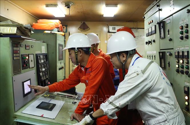 Đăng kiểm viên thuộc Chi cục Đăng kiểm số 10 làm thủ tục đăng kiểm cho phương tiện thuỷ nội địa tại Công ty TNHH MTV đóng tàu Nam Triệu, huyện Thuỷ Nguyên, thành phố Hải Phòng. Ảnh: Quốc Khánh - TTXVN