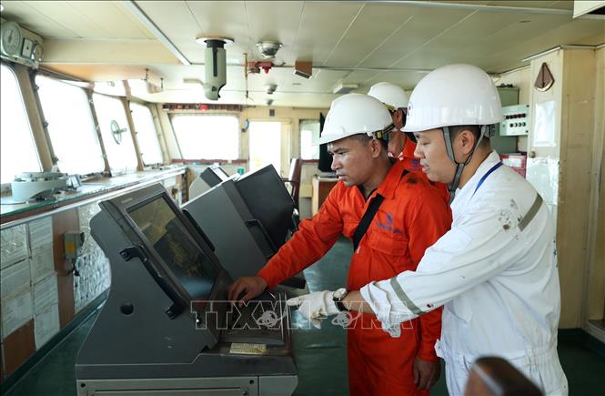 Đăng kiểm viên thuộc Chi cục Đăng kiểm số 10 làm thủ tục đăng kiểm cho phương tiện thuỷ nội địa tại Công ty TNHH MTV đóng tàu Nam Triệu, huyện Thuỷ Nguyên, thành phố Hải Phòng. Ảnh: Quốc Khánh - TTXVN