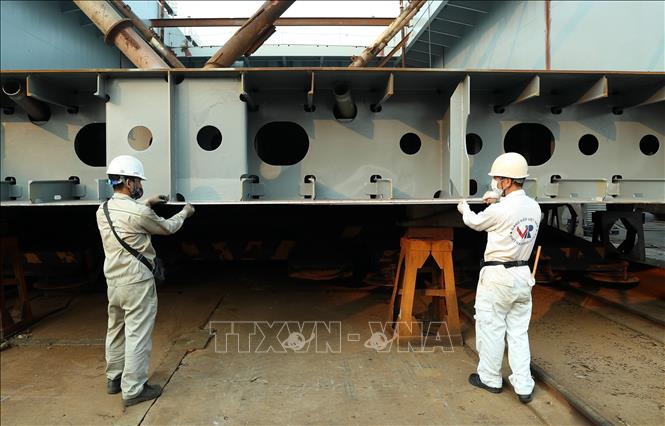 Đăng kiểm viên thuộc Chi cục Đăng kiểm số 10 làm thủ tục đăng kiểm đóng mới tàu biển tại Công ty Cổ phần đóng tàu Thái Bình Dương, huyện Tiên Lãng, thành phố Hải Phòng. Ảnh: Quốc Khánh - TTXVN