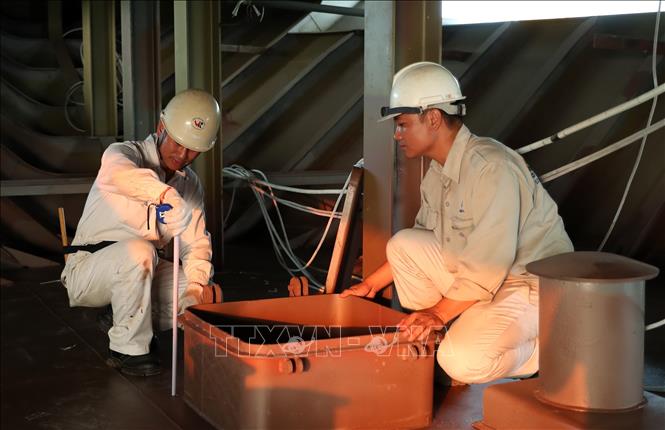Đăng kiểm viên thuộc Chi cục Đăng kiểm số 10 làm thủ tục đăng kiểm đóng mới phương tiện thuỷ nội địa tại Công ty đóng tàu Khiên Hà, huyện Tiên Lãng, thành phố Hải Phòng. Ảnh: Quốc Khánh - TTXVN
