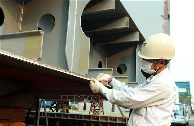 Đăng kiểm viên thuộc Chi cục Đăng kiểm số 10 làm thủ tục đăng kiểm đóng mới tàu biển tại Công ty Cổ phần đóng tàu Thái Bình Dương, huyện Tiên Lãng, thành phố Hải Phòng. Ảnh: Quốc Khánh - TTXVN