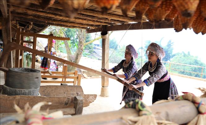 Đến với Nhà ngô Màng Mủ, du khách được trải nghiệm những hoạt động mang đậm nét văn hoá của người Mông vùng cao. Ảnh: Tuấn Anh – TTXVN 