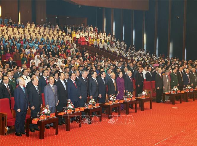 Các đại biểu thực hiện nghi lễ chào cờ. Ảnh: Trí Dũng – TTXVN
