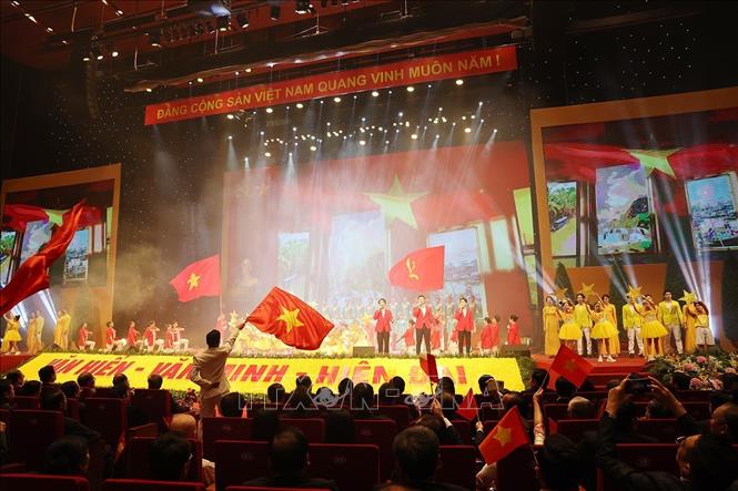 Chương trình nghệ thuật chào mừng Lễ kỷ niệm 70 năm Ngày Giải phóng Thủ đô. Ảnh: Trí Dũng – TTXVN