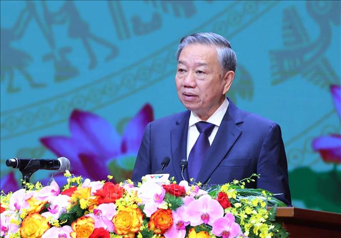 Tổng Bí thư, Chủ tịch nước Tô Lâm thay mặt lãnh đạo Đảng, Nhà nước đọc Diễn văn kỷ niệm 70 năm Ngày Giải phóng Thủ đô. Ảnh: Văn Điệp - TTXVN
