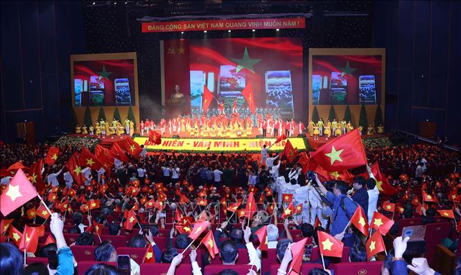 Chương trình nghệ thuật chào mừng Lễ kỷ niệm 70 năm Ngày Giải phóng Thủ đô. Ảnh: Văn Điệp – TTXVN