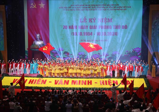 Chương trình nghệ thuật chào mừng Lễ kỷ niệm 70 năm Ngày Giải phóng Thủ đô. Ảnh: Văn Điệp – TTXVN