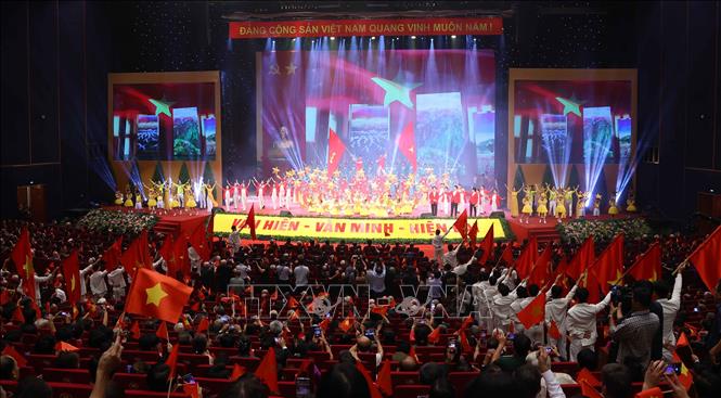 Chương trình nghệ thuật chào mừng Lễ kỷ niệm 70 năm Ngày Giải phóng Thủ đô. Ảnh: Văn Điệp – TTXVN