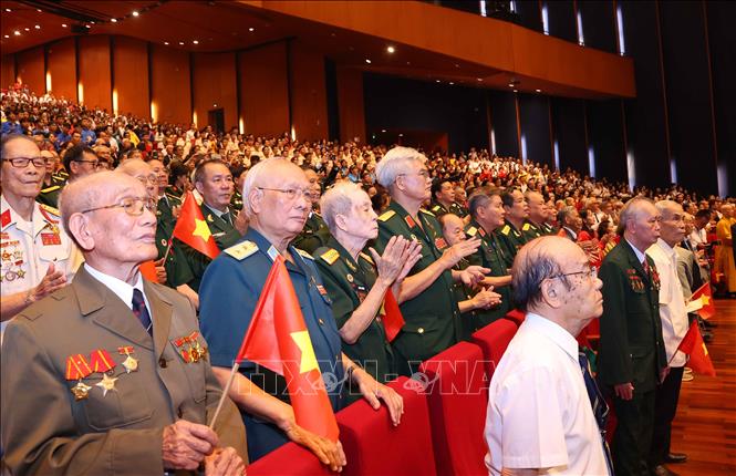 Các đại biểu dự Lễ kỷ niệm 70 năm Ngày Giải phóng Thủ đô. Ảnh: Văn Điệp - TTXVN