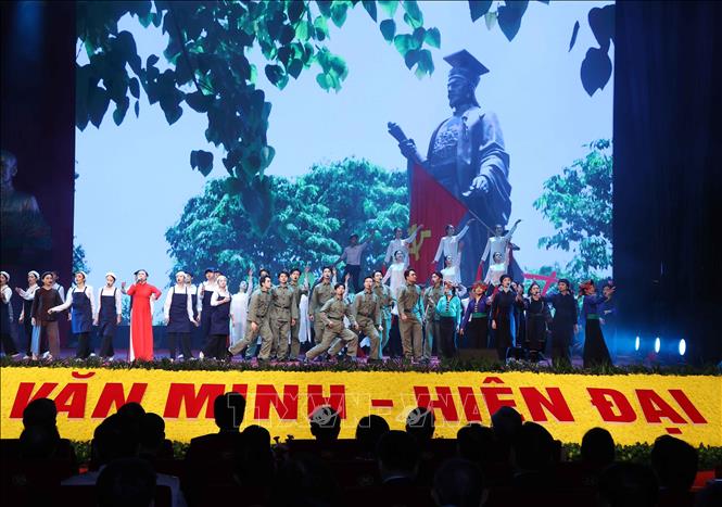 Chương trình nghệ thuật chào mừng Lễ kỷ niệm 70 năm Ngày Giải phóng Thủ đô. Ảnh: Văn Điệp – TTXVN