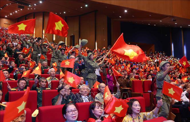 Các đại biểu dự Lễ kỷ niệm 70 năm Ngày Giải phóng Thủ đô. Ảnh: Văn Điệp - TTXVN