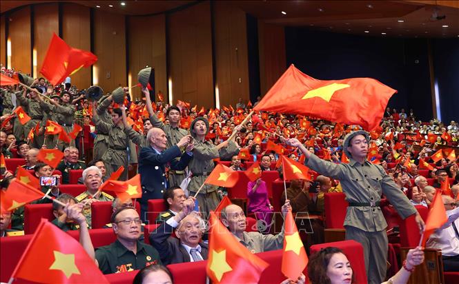 Các đại biểu dự Lễ kỷ niệm 70 năm Ngày Giải phóng Thủ đô. Ảnh: Văn Điệp - TTXVN