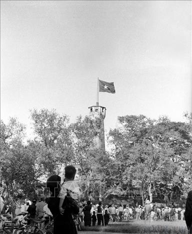 Trong ngày Giải phóng Thủ đô 10/10/1954, Lễ thượng cờ Tổ quốc trên đỉnh “Cột cờ Hà Nội” đã trở thành giây phút thiêng liêng với người dân Thủ đô. Ảnh: Tư liệu - TTXVN