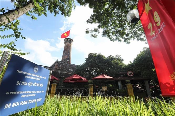 Cờ, áp phích được trang trí quanh khu vực Di tích Cột cờ Hà Nội trong những ngày mùa Thu tháng Tám. Ảnh: Minh Quyết - TTXVN