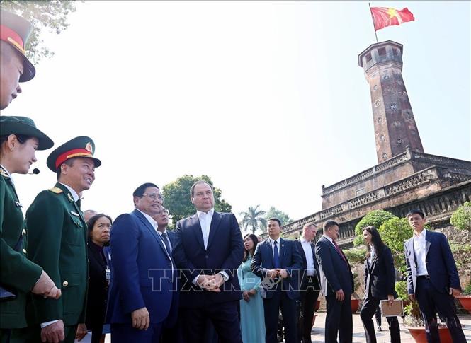 Thủ tướng Phạm Minh Chính và Thủ tướng Belarus Roman Golovchenko thăm Di tích Cột cờ Hà Nội (8/12/2023). Ảnh: Dương Giang-TTXVN