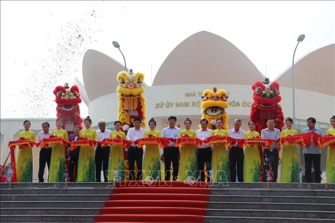 Đại biểu cắt băng Khánh thành Nhà trưng bày Xứ ủy Nam Bộ và Văn hóa Óc Eo tại Khu di tích Quốc gia đặc biệt Gò Tháp. Ảnh: Nguyễn Văn Trí - TTXVN