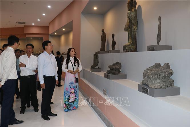 Lãnh đạo tỉnh Đồng Tháp tham quan Nhà trưng bày Văn hóa Óc Eo tại Khu di tích Quốc gia đặc biệt Gò Tháp. Ảnh: Nguyễn Văn Trí - TTXVN
