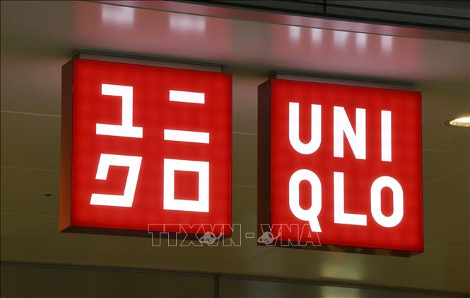 Biểu tượng hãng thời trang Uniqlo tại Tokyo, Nhật Bản. Ảnh: Kyodo/TTXVN