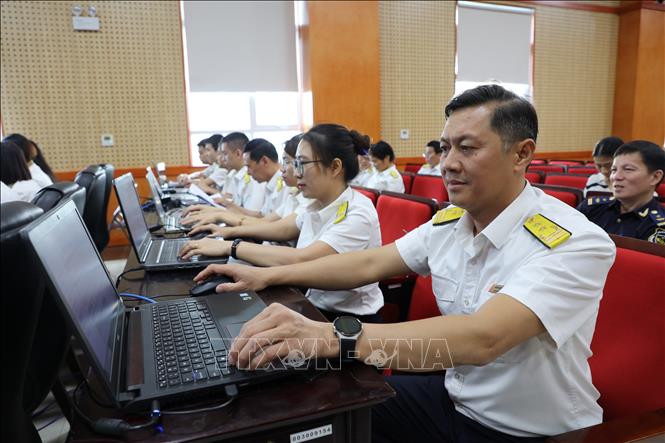Cán bộ ngành Thuế tỉnh Bắc Ninh giải đáp những thắc mắc của người nộp thuế qua hình thức trực tuyến. Ảnh: Đỗ Huyền - TTXVN