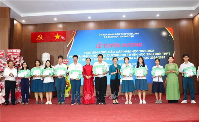 Khen thưởng học sinh được chọn vào đội tuyển tham gia thi học sinh giỏi Quốc gia năm học 2024-2025. Ảnh: Lê Thúy Hằng - TTXVN