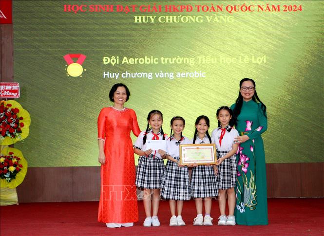 Khen thưởng học sinh đạt thành tích cao tại Hội khỏe Phù Đổng toàn quốc năm 2024. Ảnh: Lê Thúy Hằng - TTXVN