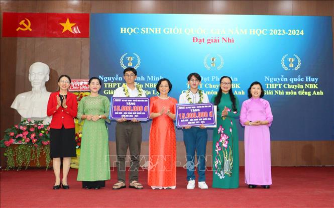 Khen thưởng học sinh đạt giải Nhì kỳ thi học sinh giỏi Quốc gia năm học 2023-2024. Ảnh: Lê Thúy Hằng - TTXVN