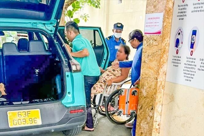 Xe taxi chở sản phụ V.T.B.N đến cấp cứu tại Bệnh viện Phụ sản thành phố Cần Thơ. Ảnh: TTXVN phát