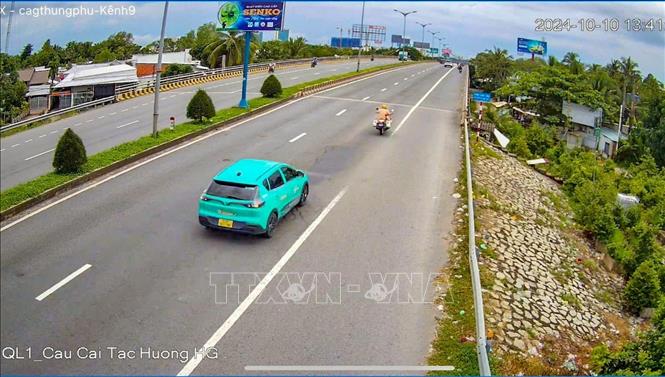Hình ảnh Cảnh sát giao thông thành phố Cần Thơ dẫn đường cho xe taxi chở sản phụ vỡ ối đến bệnh viện được camera giám sát ghi lại. Ảnh: TTXVN phát