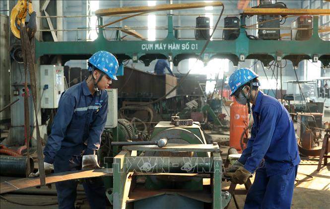 Công đoạn đóng vỏ tàu biển tại phân xưởng, Công ty Cổ phần đóng tàu Thái Bình Dương, huyện Tiên Lãng, thành phố Hải Phòng. Ảnh: Quốc Khánh - TTXVN