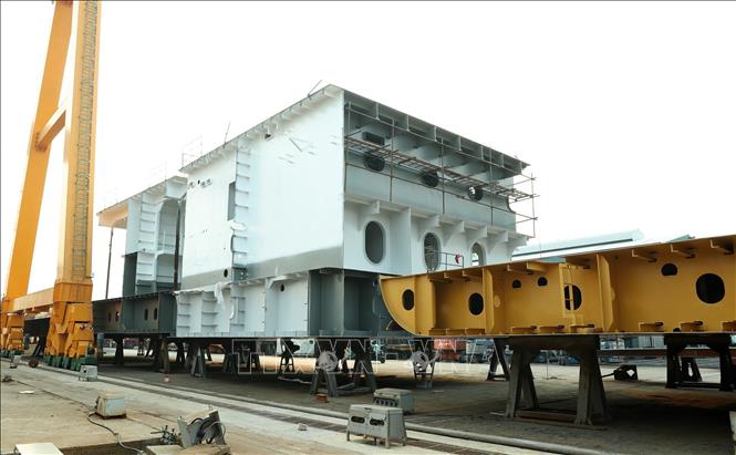 Đóng mới tàu biển tại Công ty Cổ phần đóng tàu Thái Bình Dương, huyện Tiên Lãng, thành phố Hải Phòng. Ảnh: Quốc Khánh - TTXVN