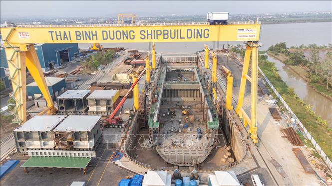 Thi công đóng mới tàu biển tại Công ty Cổ phần đóng tàu Thái Bình Dương. Ảnh: Hoàng Hiếu - TTXVN