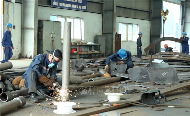 Công đoạn đóng vỏ tàu biển tại phân xưởng, Công ty Cổ phần đóng tàu Thái Bình Dương, huyện Tiên Lãng, thành phố Hải Phòng. Ảnh: Quốc Khánh - TTXVN