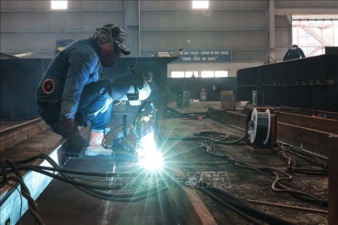 Công nhân Công ty Cổ phần đóng tàu Thái Bình Dương hàn ghép mối nối. Ảnh: Hoàng Hiếu - TTXVN