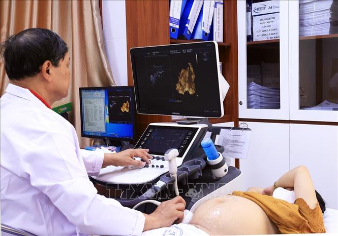 Siêu âm hội chẩn các ca bệnh khó. Ảnh: Tuấn Anh - TTXVN